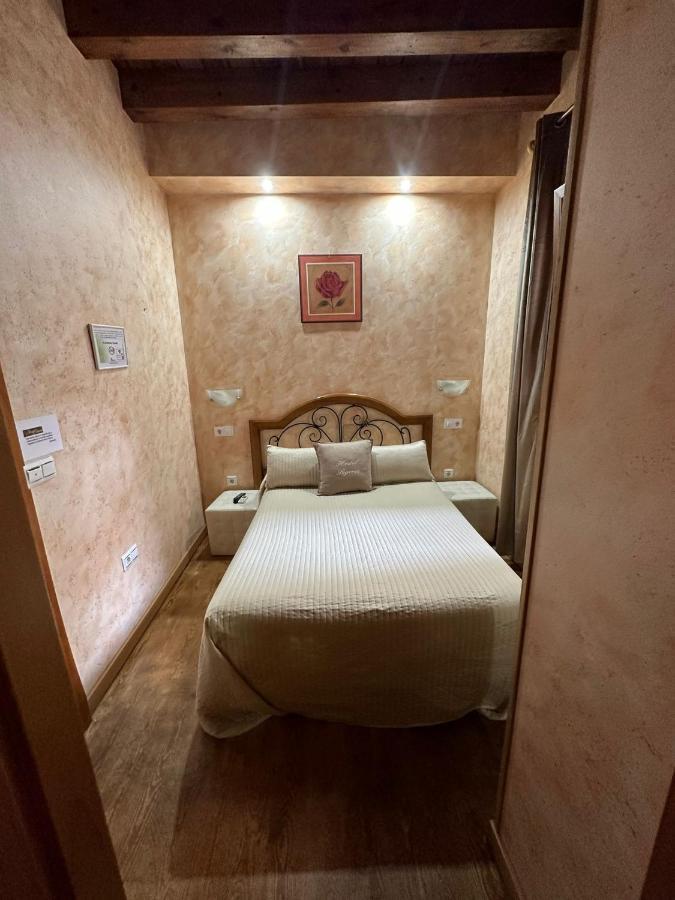 Hostal Segovia Adults Only Exteriör bild